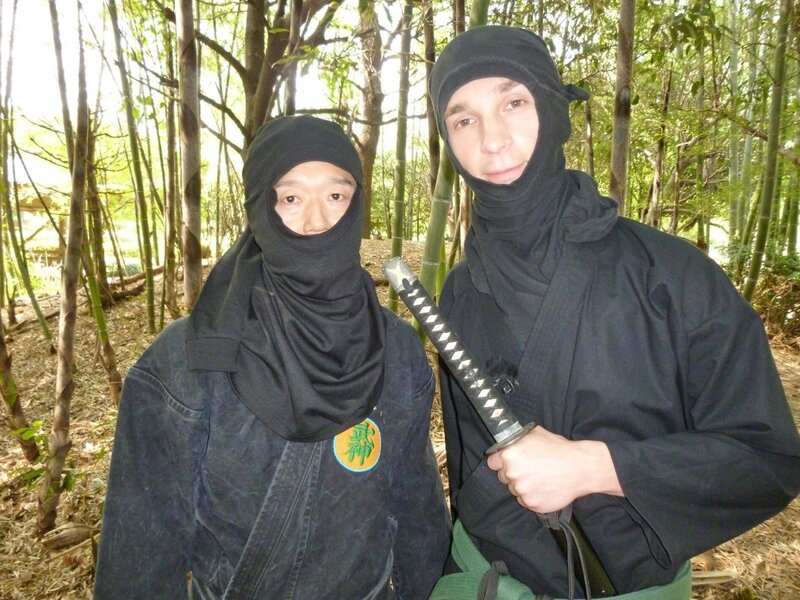 Eric wird Ninjamoderator: Eric Mayer (r.) und Trainer Keiji Nakadai in Ninja Tarnkleidung. – Bild: ZDF/​Ulrike Schenk