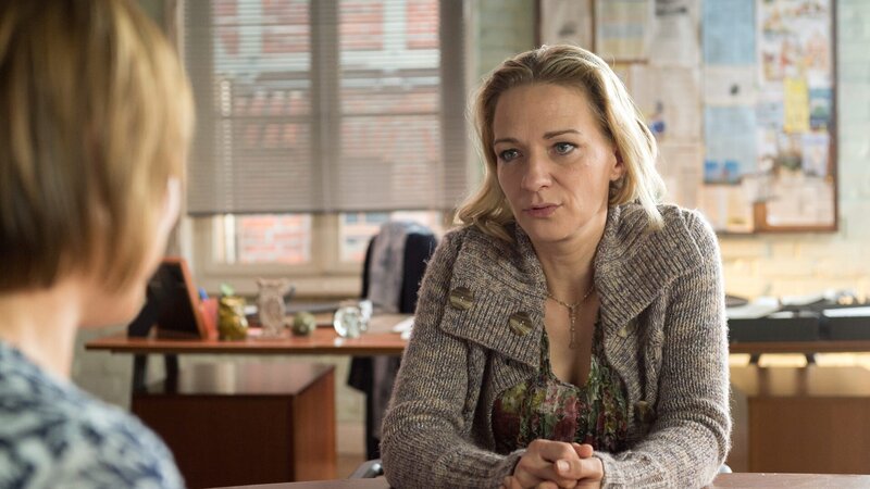 Nele Keller (Anika Maurer) hat ein dunkles Geheimnis. Wie hängt das mit dem Raubüberfall zusammen?, fragt sich Katrin Börensen (Claudia Schmutzler, l.). – Bild: ZDF