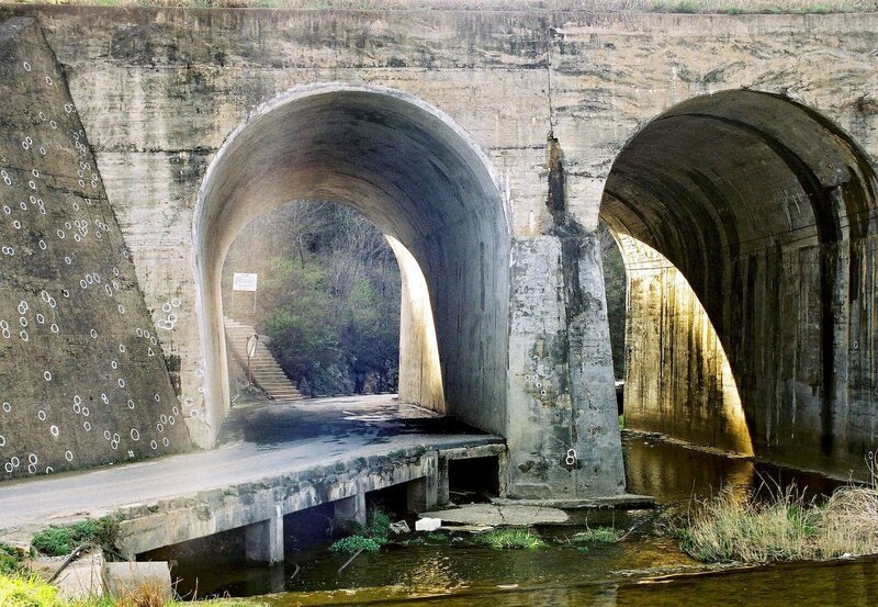 PHOENIX DAS MASSAKER VON NO GUN RI, am Donnerstag (01.08.13) um 23:10 Uhr. Der Tunnel von No Gun Ri: Hier fand 1950 das Massaker statt. Ausgeführt von US-Soldaten an wehrlosen koreanischen Zivilisten. Mehrere Hundert Menschen wurden ermordet. – Bild: PHOENIX/​WDR/​Klaus-Peter Baum