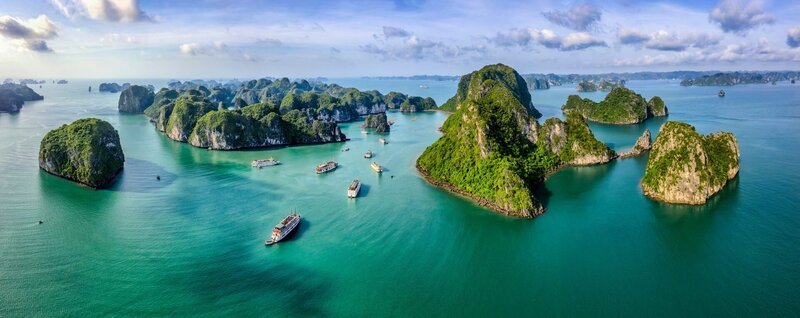 Die Bucht von Halong ist weltbekannt für ihre fast 2.000 malerischen Kalkstein-Inseln. – Bild: 3sat