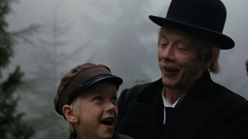 Michel (Jan Ohlsson) und sein Vater (Allan Edwall) sind auf dem Weg zum Markt. – Bild: ZDF