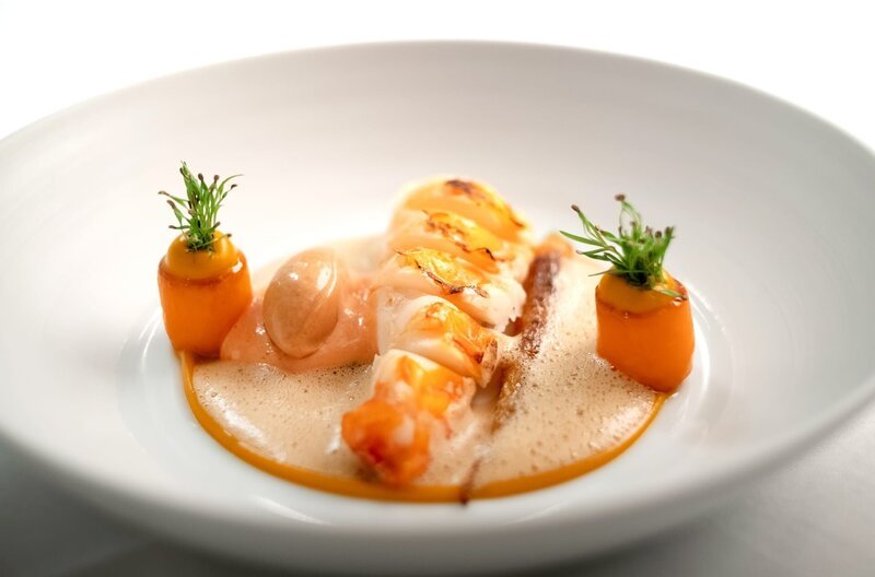 SÜDWESTRUNDFUNK Am Pass – Geschichten aus der Spitzenküche – Tobias Schmitt „Köstlich, akkurat und stets ein Genuss“ lautet das Credo des Mainzer Sternerestaurant Favorite. Dahinter steckt Küchenchef Tobias Schmitt, der eine leichte, moderne Küche auf hohem Niveau etabliert hat. – Bild: SWR/​heyfilm