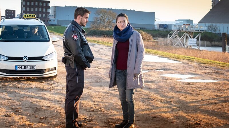 Kris (Marc Barthel) kümmert sich um Clara (Henriette Richter-Röhl), die versucht, die jüngsten Ereignisse in ihrem Leben zu sortieren. – Bild: ZDF