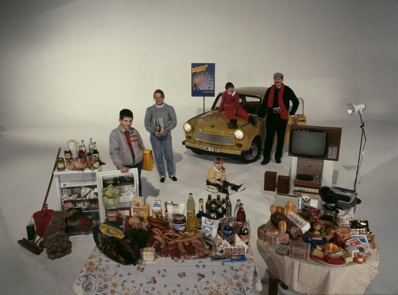 40 Jahre deutsche Teilung prägten den Alltag der Menschen in Ost und West. So war der Lebensstandard in der DDR in den Achtzigerjahren viel niedriger als in der Bundesrepublik. – Bild: ZDF und bruno