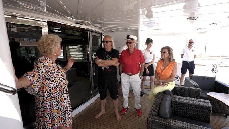 Oma Margret hat einiges an der Yacht Indigo Star auszusetzen. Laut ihr mufft es auf der Yacht. Außerdem benötigt Robert für das neue Haus in Saint-Tropez Palmen und Olivenbäume. Die sind in Spanien günstiger. – Bild: RTLZWEI