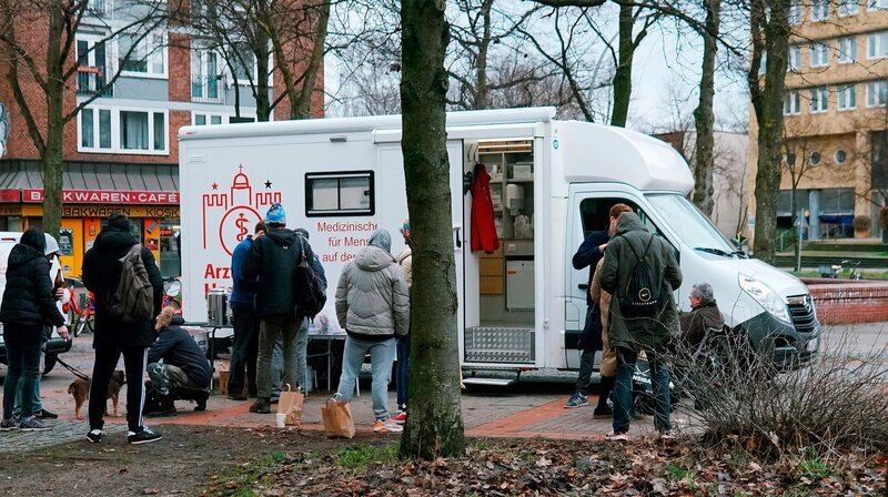 Einsatz auf der Straße: Das ArztMobil steuert jedes Wochenende Hamburger HotSpots an. – Bild: NDR/Timo Gramer VP Vollprogramm FFP GmbH Einsatz auf der Straße: Das ArztMobil steuert jedes Wochenende Hamburger HotSpots an. – Bild: NDR/Timo Gramer VP Vollprogramm FFP GmbH