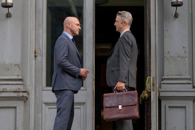 (l-r) Chris Meloni as Det. Elliot Stabler, Peter Scanavino as A.D.A Dominick „Sonny“ Carisi Jr. – Bild: PEACOCK /​ UNIVERSAL