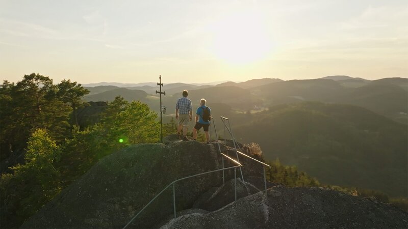 Johannes Neuhofer und Hans Pum am Herzogreitherfelsen – Bild: Red Bull Media House/​ServusTV
