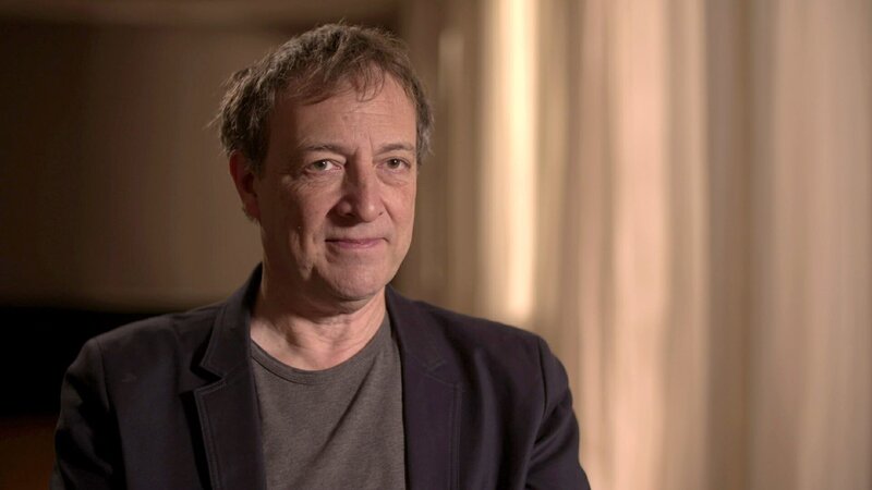 Der britische Journalist und Autor Misha Glenny beschäftigt sich seit Jahren mit Titos Vision eines einheitlichen Vielvölkerstaates. – Bild: ZDF/​Andrzej Król/​Cinecentrum