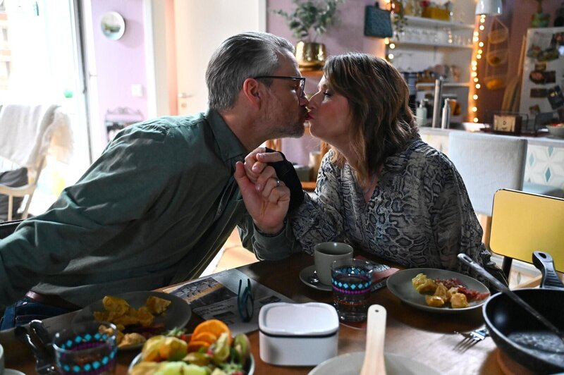 Daniela (Berrit Arnold) möchte mit Henning (Stefan Bockelmann) ihre neugewonnene Zweisamkeit genießen. – Bild: RTL /​ Julia Feldhagen /​ Zwei Ehen sind eine zu viel
