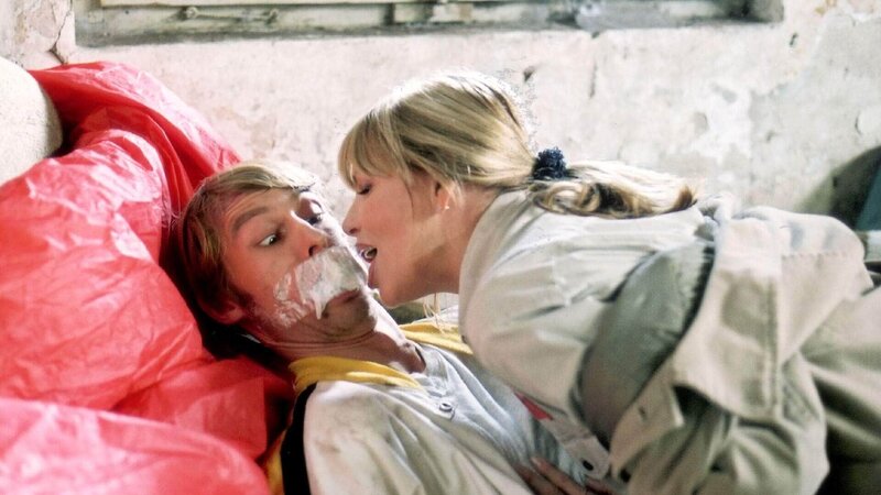 Jeanette (Christine Schuberth) will endlich ihren verdienten Sex-Lohn von dem Fallschirmspringer Paul (Matthias Rott). – Bild: TVNOW /​ Richard Hübner