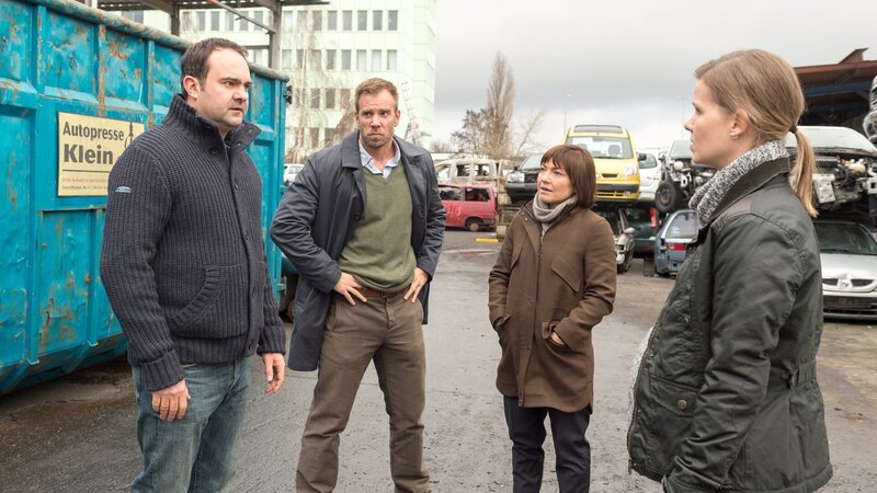 Von Kilian Klein wollte Daniel Gawinski eigentlich ein Auto kaufen. Doch der Schrottplatzbesitzer streitet ab, dass der verschwundene Sohn bei ihm war. Aber warum hat Daniel seine Pläne geändert? (Tom Keune, Dominic Boeer, Claudia Schmutzler, Juliane Niemann). – Bild: ZDF