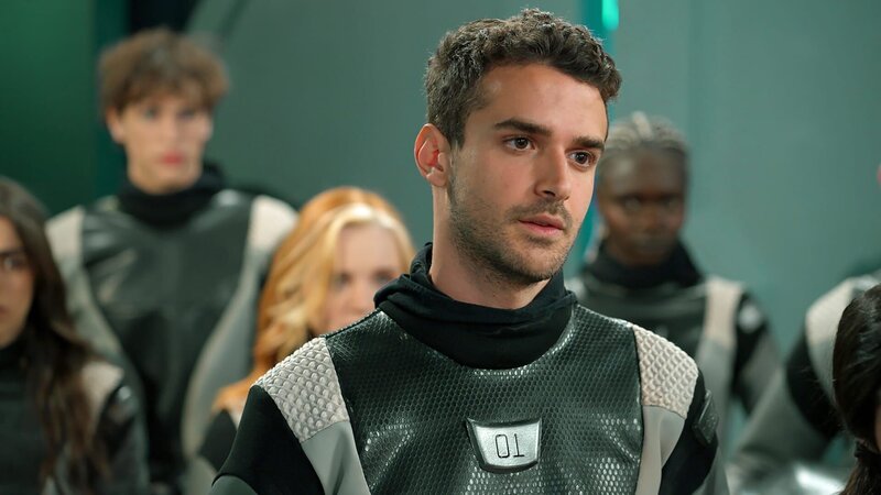 Tom (Shon Amsalem) und die Crew sind fassungslos, was Emil fordert. – Bild: NDR/​Sklan&Ka