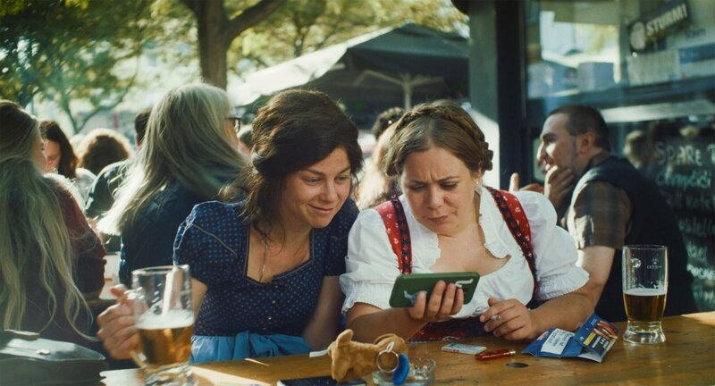  Hilde Dalik (Mercedes), Stefanie Sargnagel. – Bild: ORF/​GoldenGirls Filmproduktion/​Filmladen