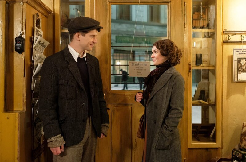 Franz (Simon Morzé) schwärmt für Anezka (Emma Drogunova). – Bild: ARD Degeto/Tobis/Epo Film/Glory Film GmbH/Petro Domenigg Franz (Simon Morzé) schwärmt für Anezka (Emma Drogunova). – Bild: ARD Degeto/Tobis/Epo Film/Glory Film GmbH/Petro Domenigg