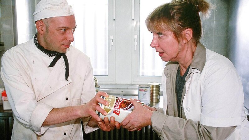 Leo (Joey Zimmermann, li.) und Ilse (Christiane Reiff) streiten sich um die Dose – das Verfalldatum ist abgelaufen. – Bild: MG RTL D