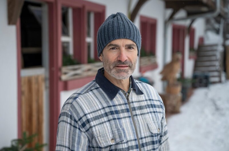 Manuel (Marco Canadea) taucht wieder in Schönwald auf. Er möchte Jenny einiges erklären. – Bild: SWR/​Patricia Neligan