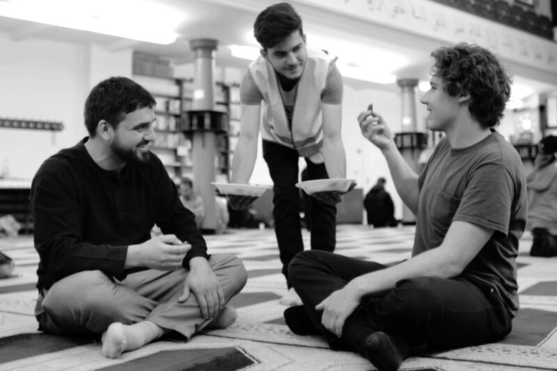 Imam Ferid Heider (li.) und Jonas (re.) in Neukölln: Können Glaube und Liebe den Zweifel auflösen? – Bild: BR, rbb