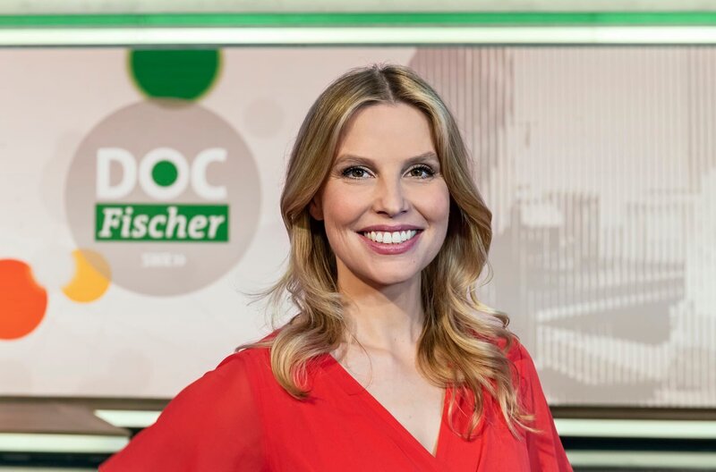 Mit „Doc Fischer“ gibt es ein neues Gesundheitsmagazin im SWR Fernsehen. Die Ärztin und Journalistin Dr. Julia Fischer präsentiert jeden Montag neueste medizinische Erkenntnisse und Behandlungsmethoden und gibt Tipps, wie man fit und gesund bleiben kann. Moderatorin Julia Fischer. – Bild: SWR/​Patricia Neligan