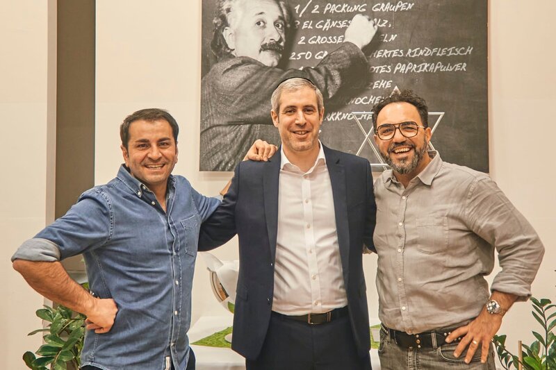 Von links: Ali Güngörmüş, Restaurantleiter Yaacov Sellem und Adnan Maral im koscheren Restaurant Einstein. – Bild: BR