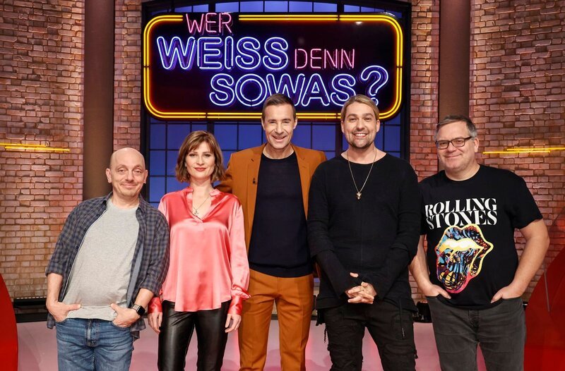 Moderator Kai Pflaume (M.) und seine Rateteam-Kapitäne Bernhard Hoëcker (l.) und Elton (r.) begrüßen in dieser Sendung die Violinistin Lisa Batiashvili (2.v.l.) und den Geiger David Garrett (2.v.r.). – Bild: ARD/​Morris Mac Matzen