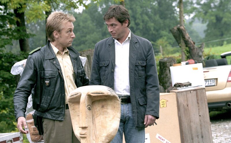 Kunst oder Quatsch, da sind sich die beiden „Experten“ Polizeiobermeister Michi Mohr (Max Müller, l.) und Kommissar Christian Lind (Tom Mikulla) nicht einig. – Bild: ORF/​ZDF/​Chris