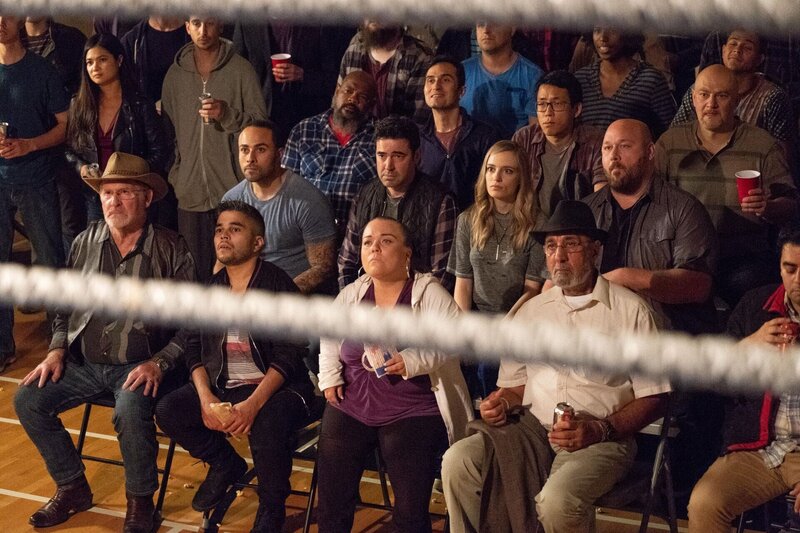 (Mitte, v.l.n.r.) Sam Loudermilk (Ron Livingston); Claire Wilkes (Anja Savcic); Ben Burns (Will Sasso) – Bild: 2018 Farmersville Productions, Inc. All Rights Reserved. Lizenzbild frei