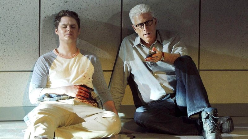 D.B. Russell (Ted Danson, r.) versucht den Amokläufer davon zu überzeugen, den schwer verletzten Jacob Baker (Matt Shively) in ärztliche Behandlung zu übergeben. – Bild: MG RTL D