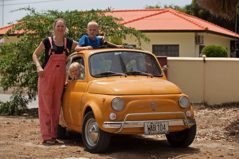 Die erste Frau im Club, die ihre Autos selbst restauriert, ist Natalie Pronk. Ihr Fiat 500 kam in den 1970er Jahren aus Holland auf die Insel. – Bild: MedienKontor/​Renate Werner