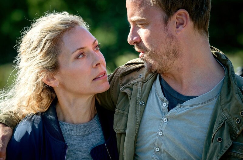 Maria Wern (Eva Röse) muss ihre Beziehung mit Sebastian (Erik Johansson) kitten. – Bild: ARD Degeto/​Warner Bros./​Særún Hrafnkelsdottir Noren