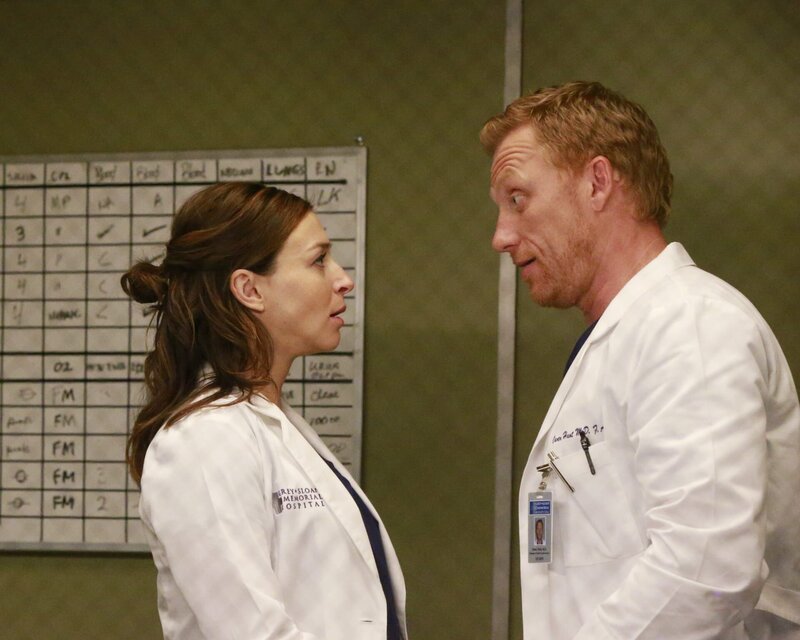 Amelia (Caterina Scorsone, l.) hinterfragt ihre Beziehung mit Owen (Kevin McKidd, r.), während Alex sich nur schwer in seinen Alltag in der Denny Duquette Memorial Klinik einlebt … – Bild: American Broadcasting Companies, Inc. /​ Mitch Haaseth