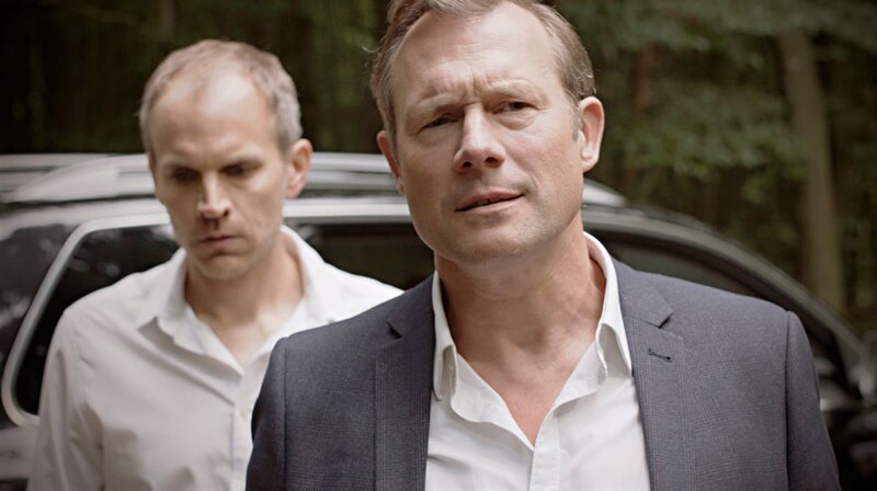 Bösewicht und Gangsterboss Dieter (Hanno Friedrich), im Hintergrund Hilfsbösewicht Kevin (Klaus Ebert) – Bild: SR/​Thomas Scherer