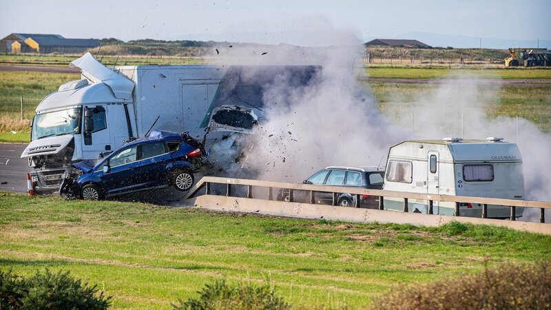 Die unglaubliche zerstörerische Energie einer Massenkarambolage bei hoher Geschwindigkeit der beteiligten Fahrzeuge – im kontrollierten Experiment wird sie zum ersten Mal messbar. – Bild: PBS (Public Media Distribution)/​WeltN24 GmbH
