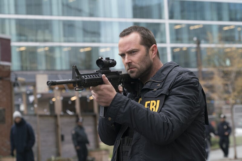 Sullivan Stapleton (Kurt Weller). – Bild: PLURIMEDIA (Warner Bros)