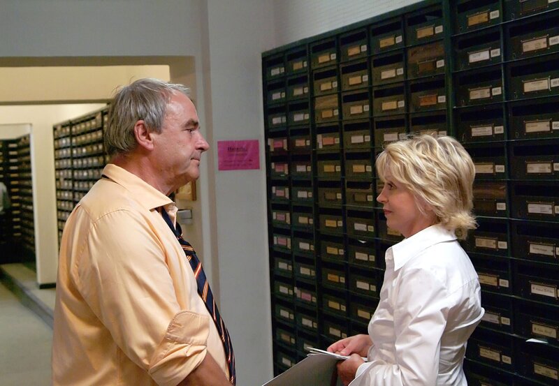 Martin Brüggmann (Walter Kreye, l.) fragt Christina (Gisela Schneeberger, r.), wie das Zusammenleben mit ihrem Ex-Mann klappt. – Bild: NDR/​ARD/​Georges Pauly