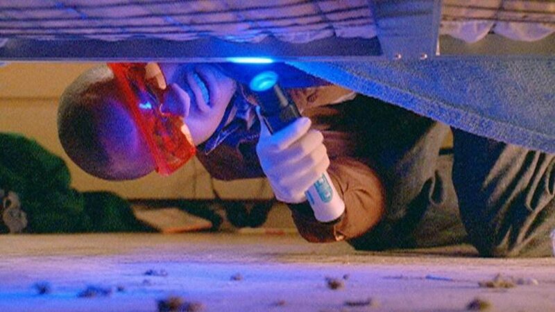 Sidney (Eugene Byrd) untersucht die Wohnung eines ermordeten Studenten. Ob er unter einem Bett eine verräterische Spur finden wird? – Bild: TVNOW