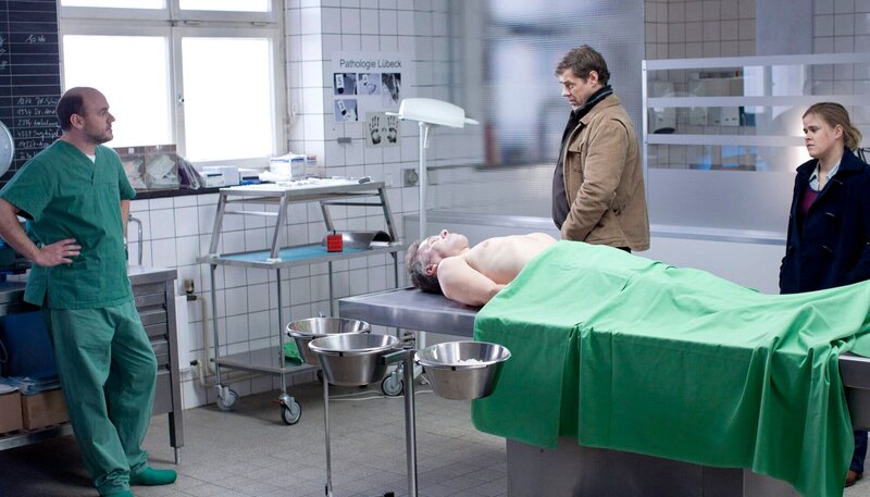 Besprechung in der Pathologie: Falk Büsing, ein fanatischer Vogelschützer und Ornithologe, ist in seinem Wohnzimmer mit einer Vogelstatue erschlagen worden. V.l.n.r. Dr. Strahl (Christoph Tomanek), Finn Kiesewetter (Sven Martinek), Sandra Schwartenbeck (Marie-Luise Schramm). – Bild: ARD/​Georges Pauly