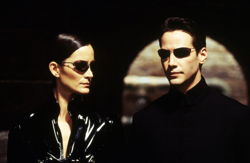Zusammen mit Morpheus entscheiden sich Neo (Keanu Reeves, r.) und Trinity (Carrie-Anne Moss, l.) in die Matrix zurückzukehren, um die drohende Vernichtung Zions zu verhindern … – Bild: Warner Bros. Lizenzbild frei