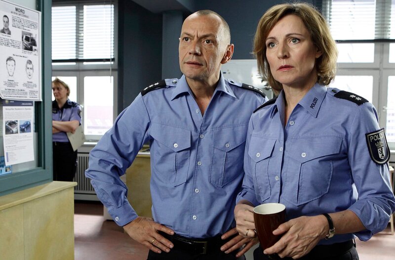 Jürgen (Torsten Michaelis, l.) und Marianne Klug (Kirsten Block, r.) wollen die Kinderbetreuung von Baby Ellie neu organisieren. – Bild: ARD/​Daniela Incoronato