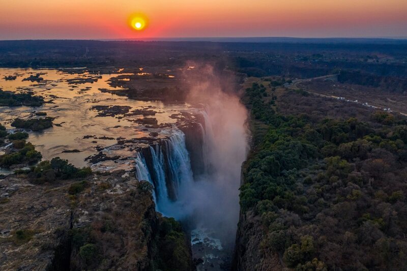 Die Victoria Fälle im Sonnenuntergang aus der Luft. – Bild: ORF/​Blue Planet Film