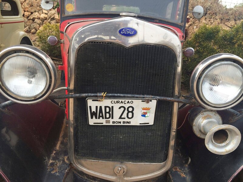 140 Mitglieder zählt der Wabi-Club heute, der wohl älteste Autoclub der Karibik. – Bild: MedienKontor /​ Renate Werner /​ ARTE