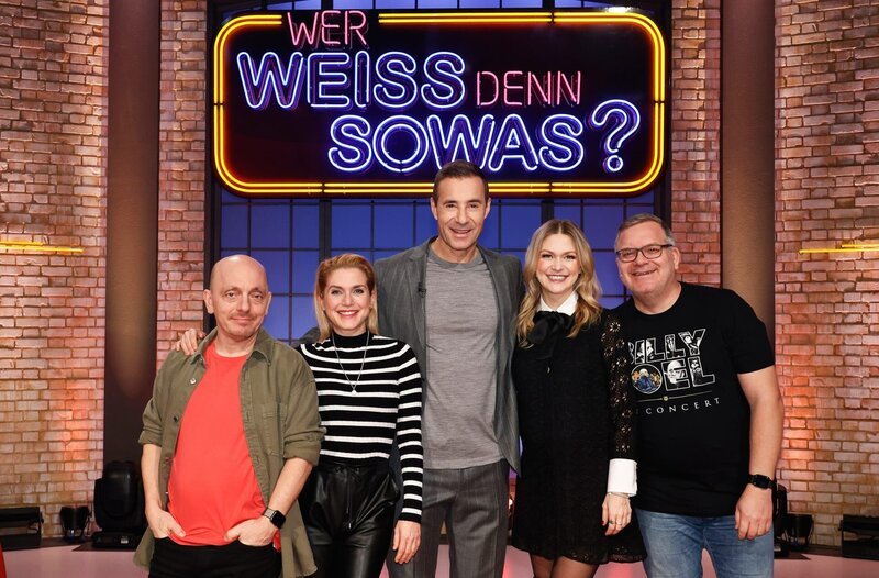 Moderator Kai Pflaume (M.) und seine Rateteam-Kapitäne Bernhard Hoëcker (l.) und Elton (r.) begrüßen in dieser Sendung die Sängerin Jeannette Biedermann (2.v.l.) und die Sängerin Linda Hesse (2.v.r.). – Bild: ARD/​Morris Mac Matzen