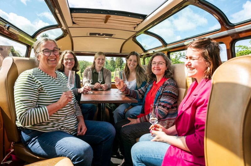 In dieser Folge bringt Oldtimerbus „Willi“ die Landfrauen zu Angela Schimple (li.). Auf ihrem Biobauernhof kocht sie für (v. re. n. li.:) Monja Oechsle, Andrea Göhring, Dorothea John, Barbara Schmitt, Veronika Ams: Spargel-Bruschetta mit Wildblumensalat, Schweinemedaillons bzw. Grillkäse mit verschiedenen Kartoffeln und grünem Spargel, Rhabarber-Crumble mit Erdbeeren und Sahne. – Bild: SWR/​Moritz Sonntag