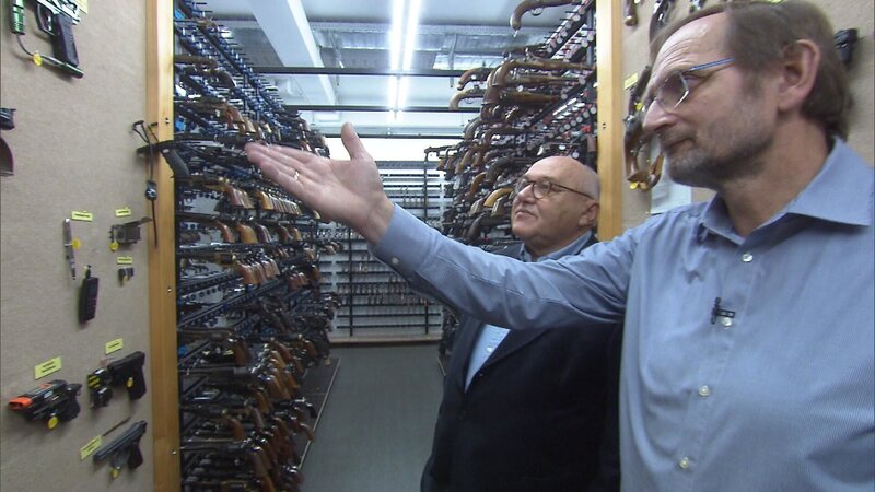 Axel Manthei, Ingenieur für Waffentechnik beim LKA, zeigt Oliver Bendixen die unterschiedlichen Waffen. – Bild: BR