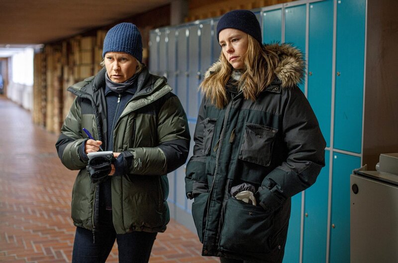 Staatsanwältin Rebecka Martinsson (Sascha Zacharias, re.) und Kommissarin Mella (Eva Melander) ermitteln in einem rätselhaften Todesfall. – Bild: ARD Degeto/​Yellow Bird/​Johan Paulin