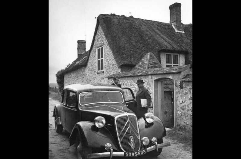 Sein ganzes Leben lang war Jean Monnet auf Reisen. Erst 1945 wurde der Cognac-Händler aus Frankreich in einem kleinen Haus in der Nähe von Paris sesshaft. Heute befindet sich Monnets Haus im Besitz des Europäischen Parlaments. – Bild: Rüdiger Mörsdorf Filmproduktion