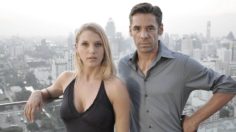 Der erste Fall führt Florian Blessing (Tobias Oertel) und Nadja Hansen (Eva-Maria Grein von Friedl) nach Hongkong, wo ein nur in Unterhose bekleideter Mann durch die Straßen irrt und angeblich sein Gedächtnis verloren hat. Als er von der Polizei aufgegriffen wird, kann er keine Angaben zu seiner Person machen. Alles, was er weiß: Er ist Deutscher. – Bild: TVNOW /​ Aki Pfeiffer