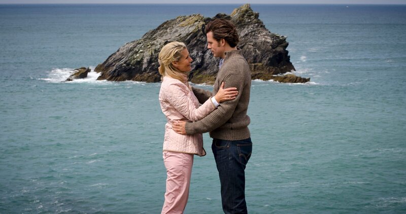 Emma (Christine Mayn) spricht Jamie Mut zu, Julia endlich die Wahrheit zu sagen. – Bild: Romance TV  (DE) /​ Jon Ailes