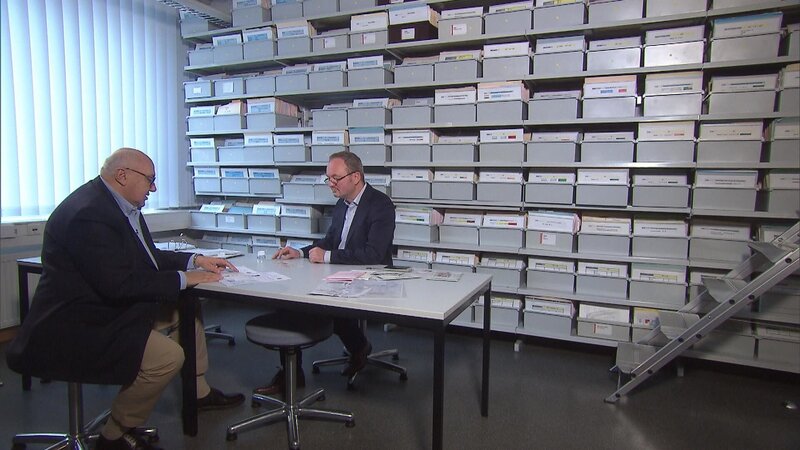 Oliver Bendixen erfährt, dass die kleinste Probe eines Kugelschreiberstriches Jürgen Bügler ausreicht, um nachzuweisen, welche Tinte verwendet wurde. – Bild: BR