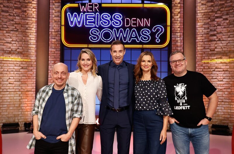 Moderator Kai Pflaume (M.) und seine Rateteam-Kapitäne Bernhard Hoëcker (l.) und Elton (r.) begrüßen in dieser Sendung die Journalistin, Fernsehmoderatorin und Tagesschau-Sprecherin Judith Rakers (2.v.l.) und die Journalistin, Fernsehmoderatorin und Tagesschau-Sprecherin Julia-Niharika Sen (2.v.r.). – Bild: ARD/​Morris Mac Matzen